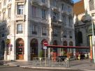  café jouxtant l'église Sainte-Madeleine